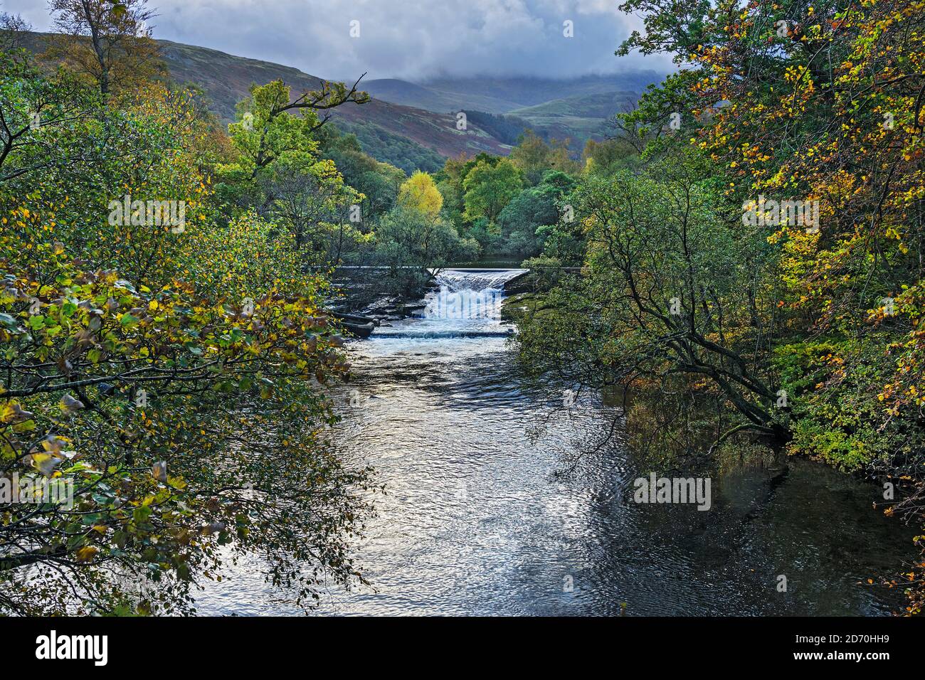 Wehr am Fluss (Afon) Ogwen bei Bethesda mit dem Carneddau Berge im Hintergrund Snowdonia National Park North Wales Großbritannien Oktober 2019 1793 Stockfoto