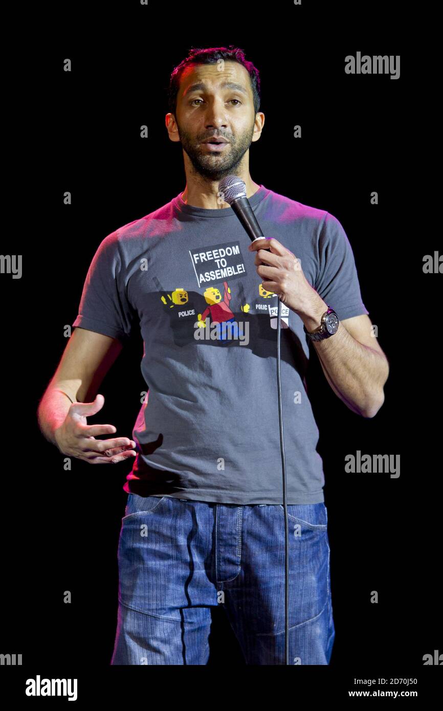Imran Yusuf tritt beim war on Want Comedy Gig im O2 Shepherd's Bush Empire im Westen Londons auf. Stockfoto