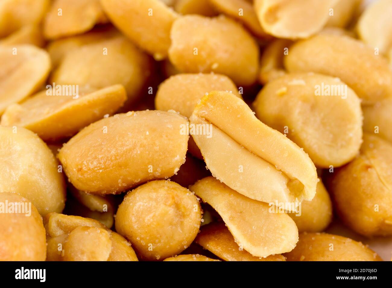 Geröstete gesalzene Erdnüsse in Nahaufnahme Stockfoto