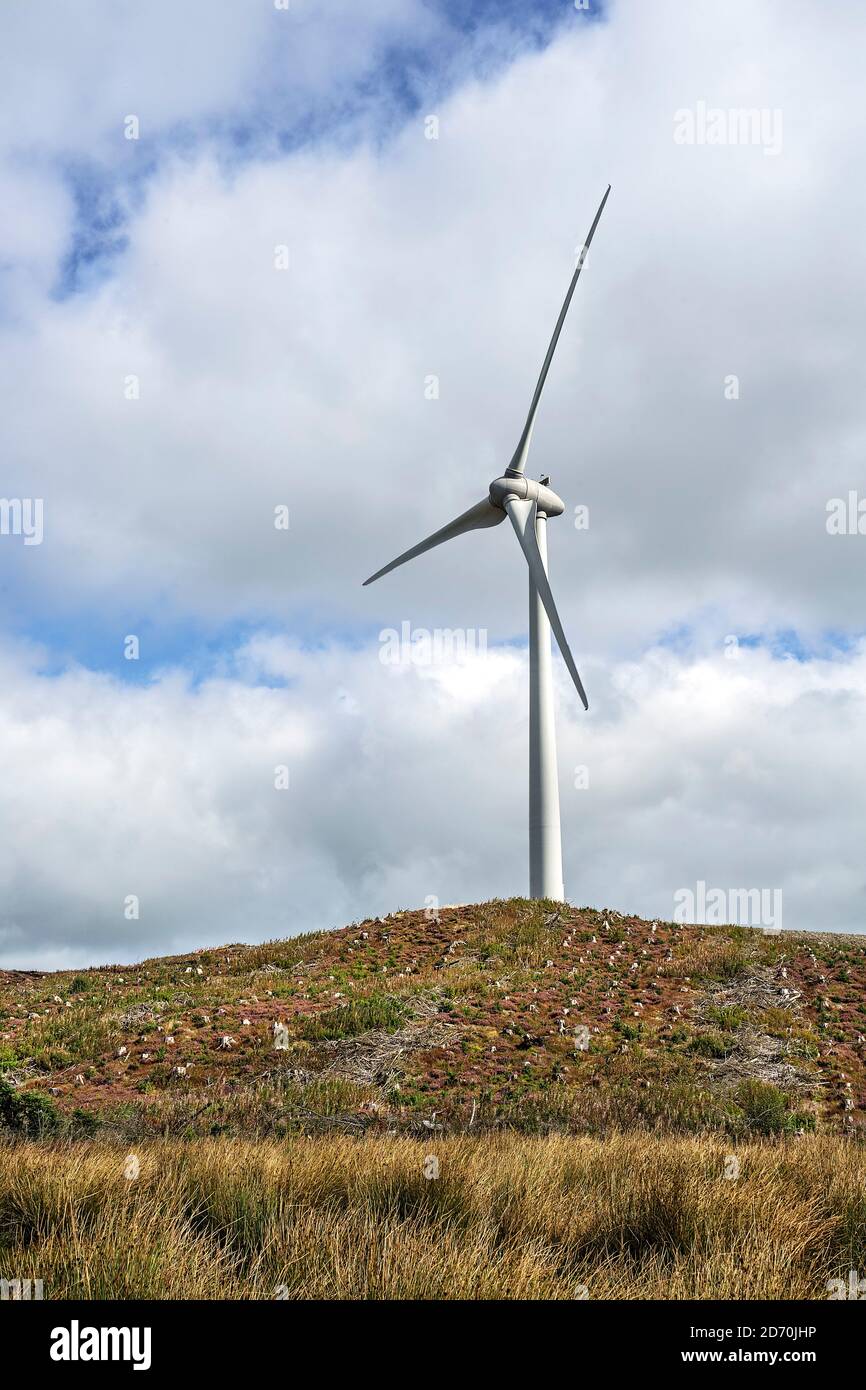 Turbinenturm im Windpark Brenig auf den Denbigh Mooren umgeben Durch Stumps von gefällten Bäumen North Wales UK September 2019 0893 Stockfoto