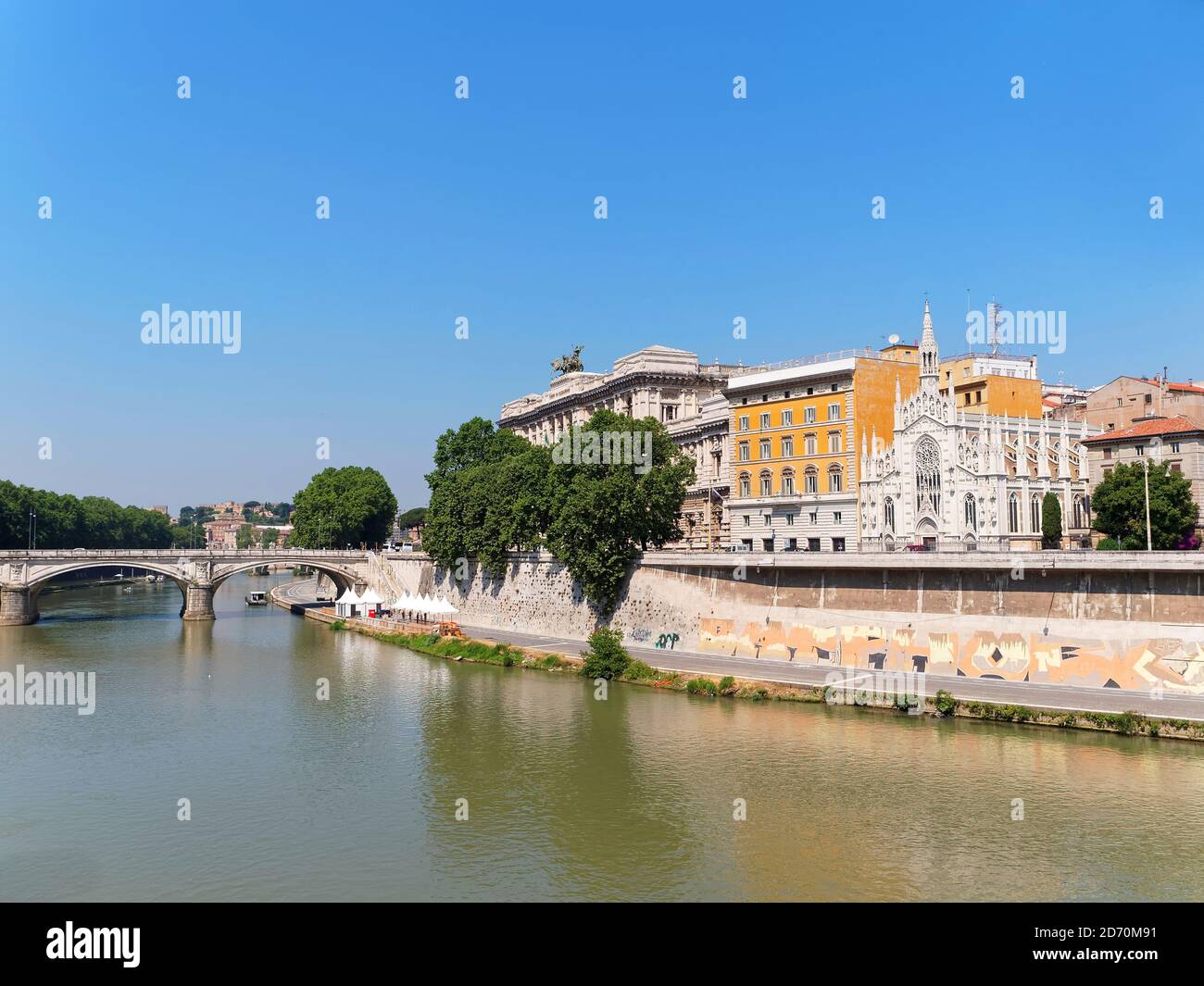 Der Tiber in Rom, Italien mit der Kirche des Heiligen Herzens Jesu in Prati im Hintergrund Stockfoto