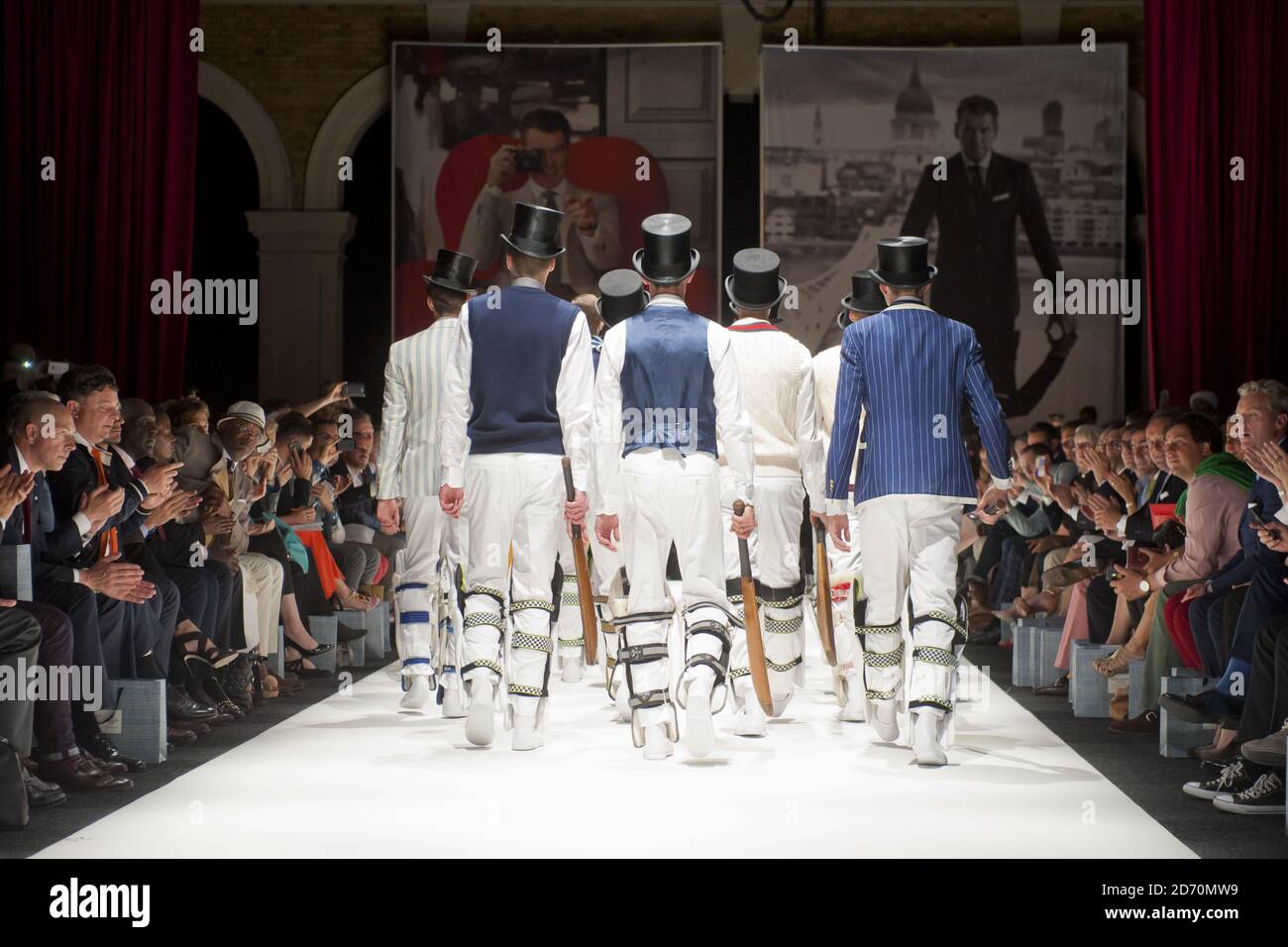 Models auf dem Laufsteg bei der Hackett Modenschau, die während der London Collections: Men auf dem Old Billingsgate Market stattfand. Stockfoto