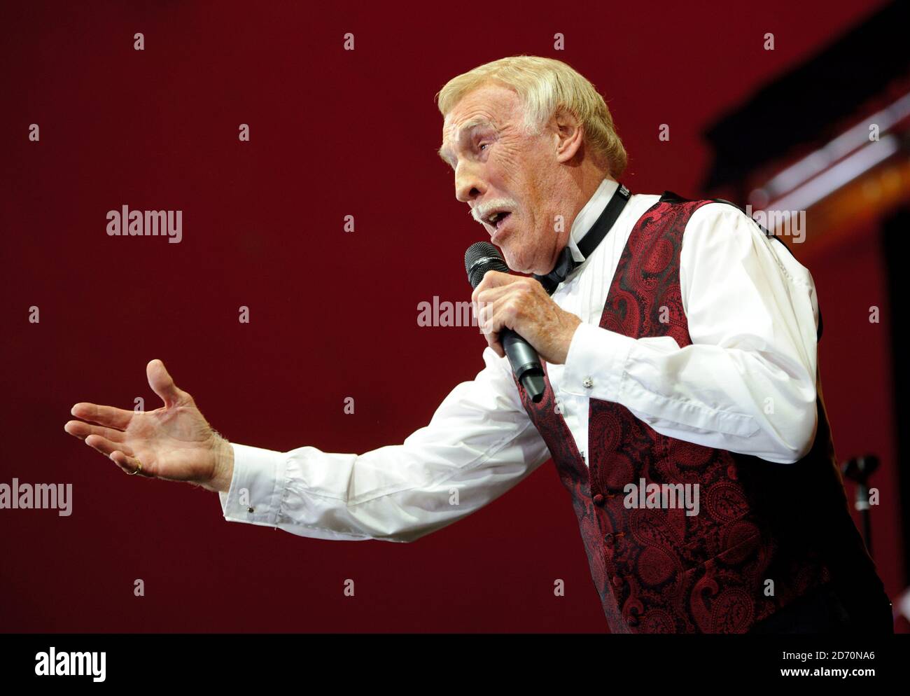 Sir Bruce Forsyth auf der Avalon Bühne beim Glastonbury Festival, auf der Worthy Farm in Somerset. Stockfoto