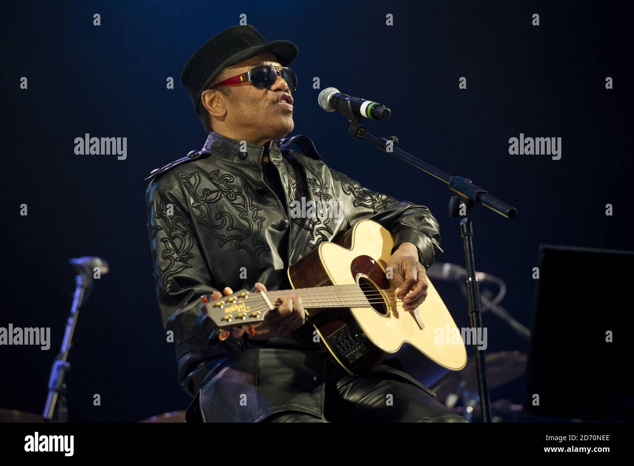 Bobby Womack tritt mit Damon Albarn auf der West Holts Bühne beim Glastonbury Festival auf der Worthy Farm in Somerset auf. Stockfoto