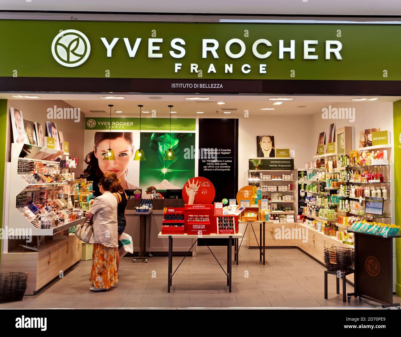 ROM, ITALIEN - 24. JUNI 2015. Yves Rocher Laden in Rom, Italien mit Menschen einkaufen. Yves Rocher war ein Pionier für natürliche Inhaltsstoffe in der Kosmetik Stockfoto