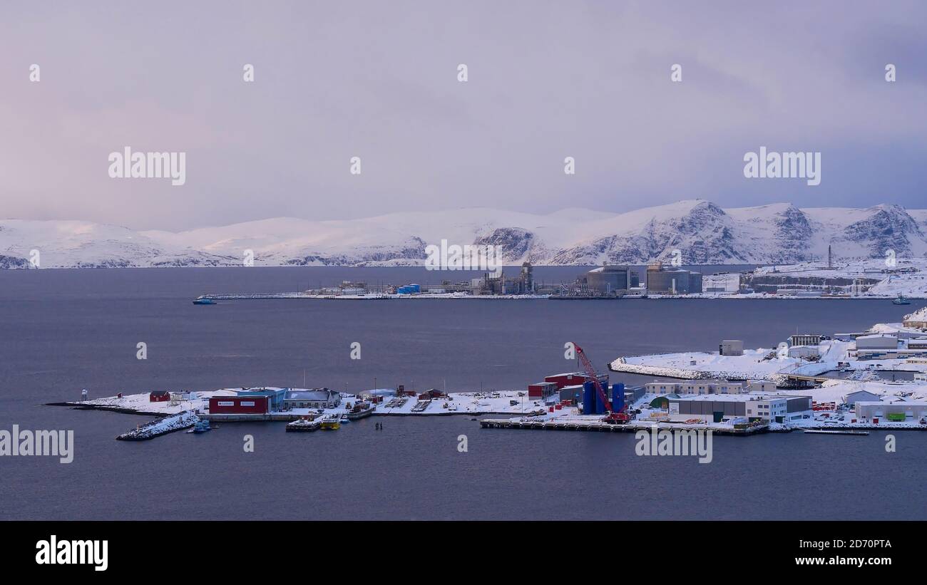 Hammerfest, Norwegen - 03/01/2019: Luftaufnahme über den Hafen von Hammerfest mit dem Flüssigerdgas (LNG) auf der Insel Melkøya. Stockfoto