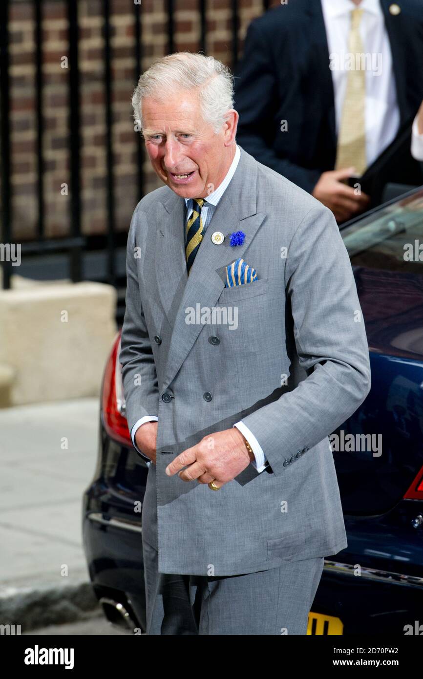 Prinz Charles und die Herzogin von Cornwall kommen am Lindo-Flügel des St. Mary's Hospital in London an, um die Herzogin von Cambridge, Prinz William und ihren neugeborenen Sohn zu besuchen. Stockfoto