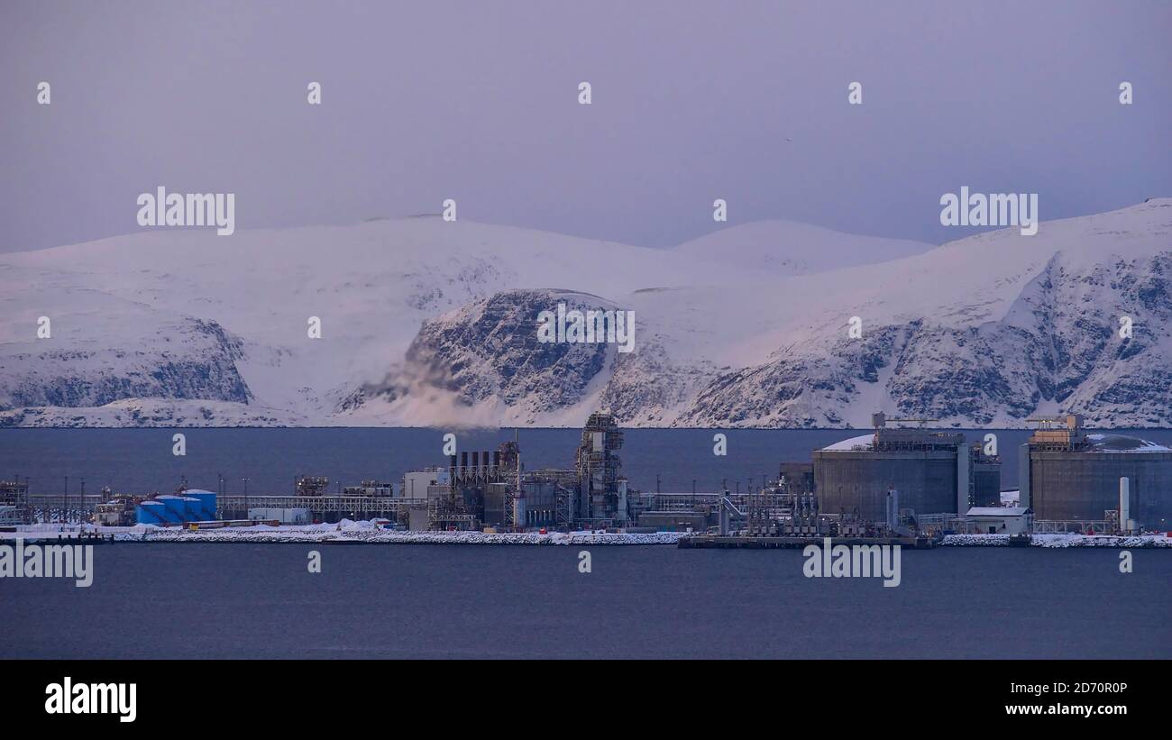 Hammerfest, Norwegen - 03/01/2019: Europas größter Flüssiggasstandort (LNG) auf der Insel Melkøya im arktischen Meer mit schneebedeckten Bergen. Stockfoto