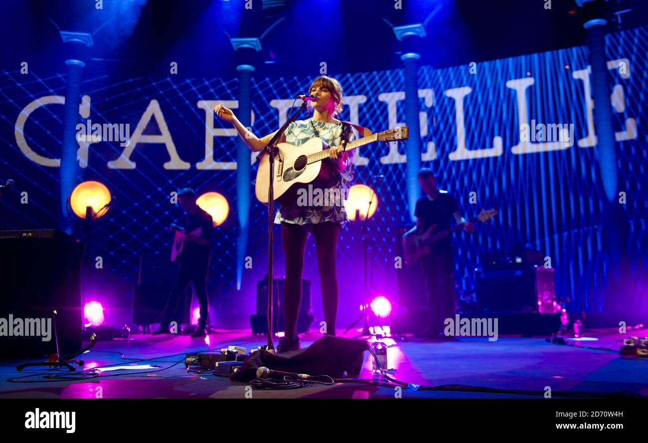 Gabrielle Aplin tritt im Roundhouse in Camden, im Norden Londons, im Rahmen des iTunes Festivals auf. Stockfoto