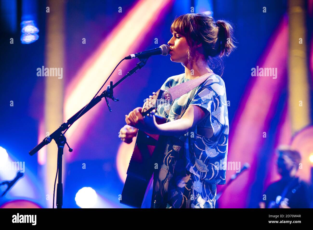 Gabrielle Aplin tritt im Roundhouse in Camden, im Norden Londons, im Rahmen des iTunes Festivals auf. Stockfoto