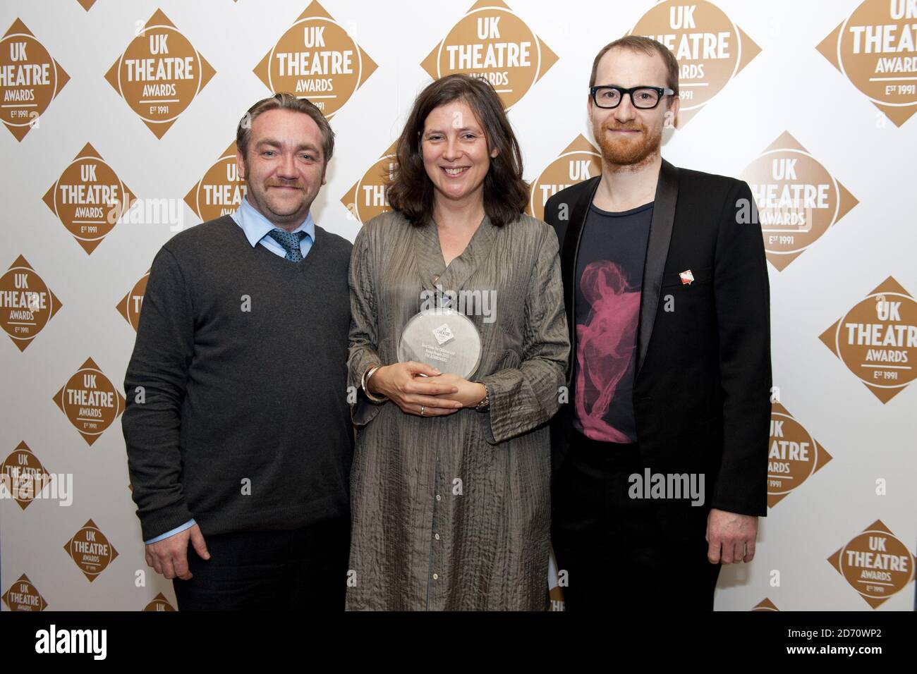Erica Whyman, Gary Kitching und Sam Kenson erhalten den gemeinsamen Preis für die beste Show für Kinder und Jugendliche bei den UK Theatre Awards in Guildhall, London. Stockfoto