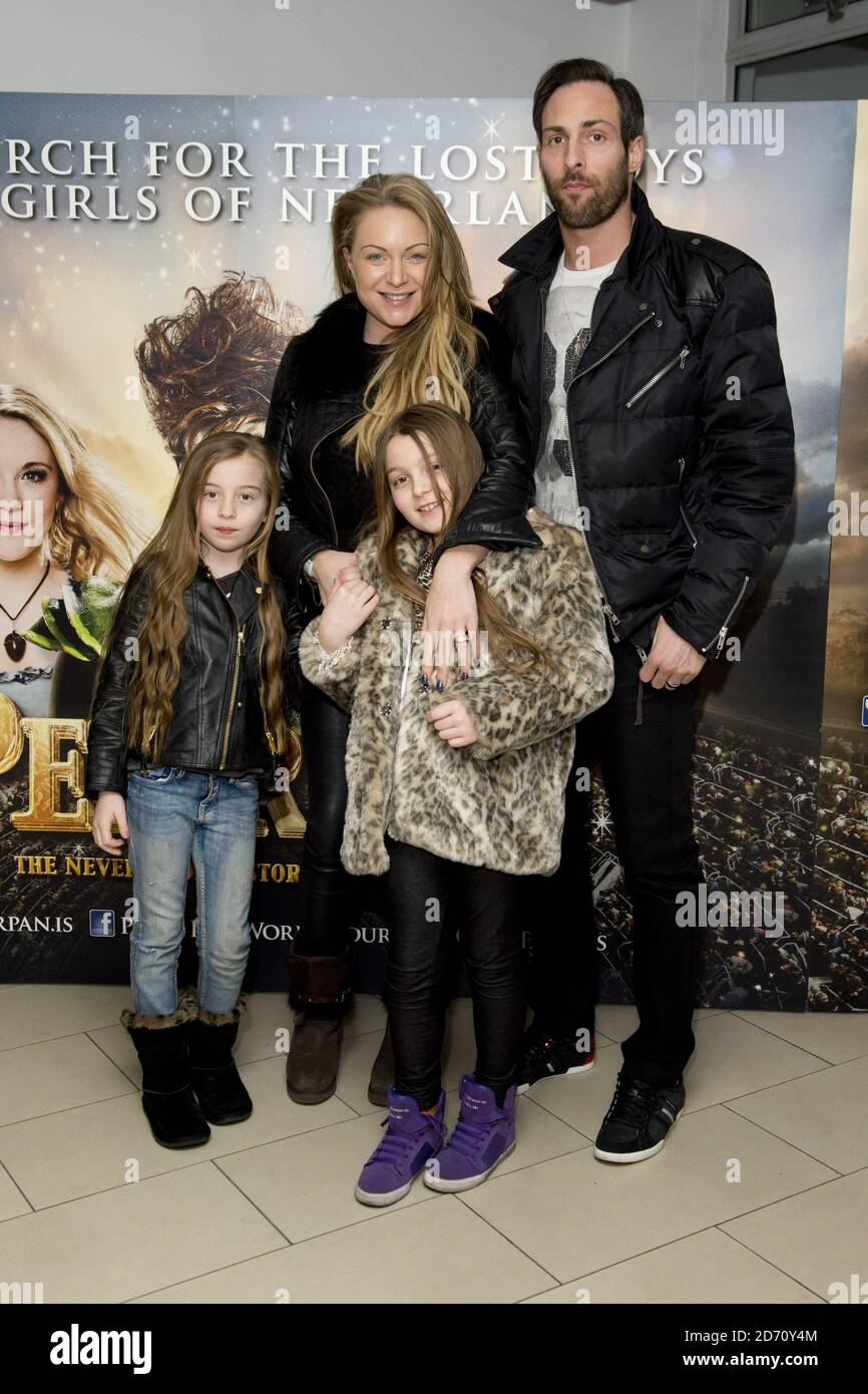 Rita Simons und Theo Silveston mit den Töchtern Maiya und Jaimee bei der London VIP Night für Peter Pan - The Never Ending Story in der Wembley Arena in London. Stockfoto