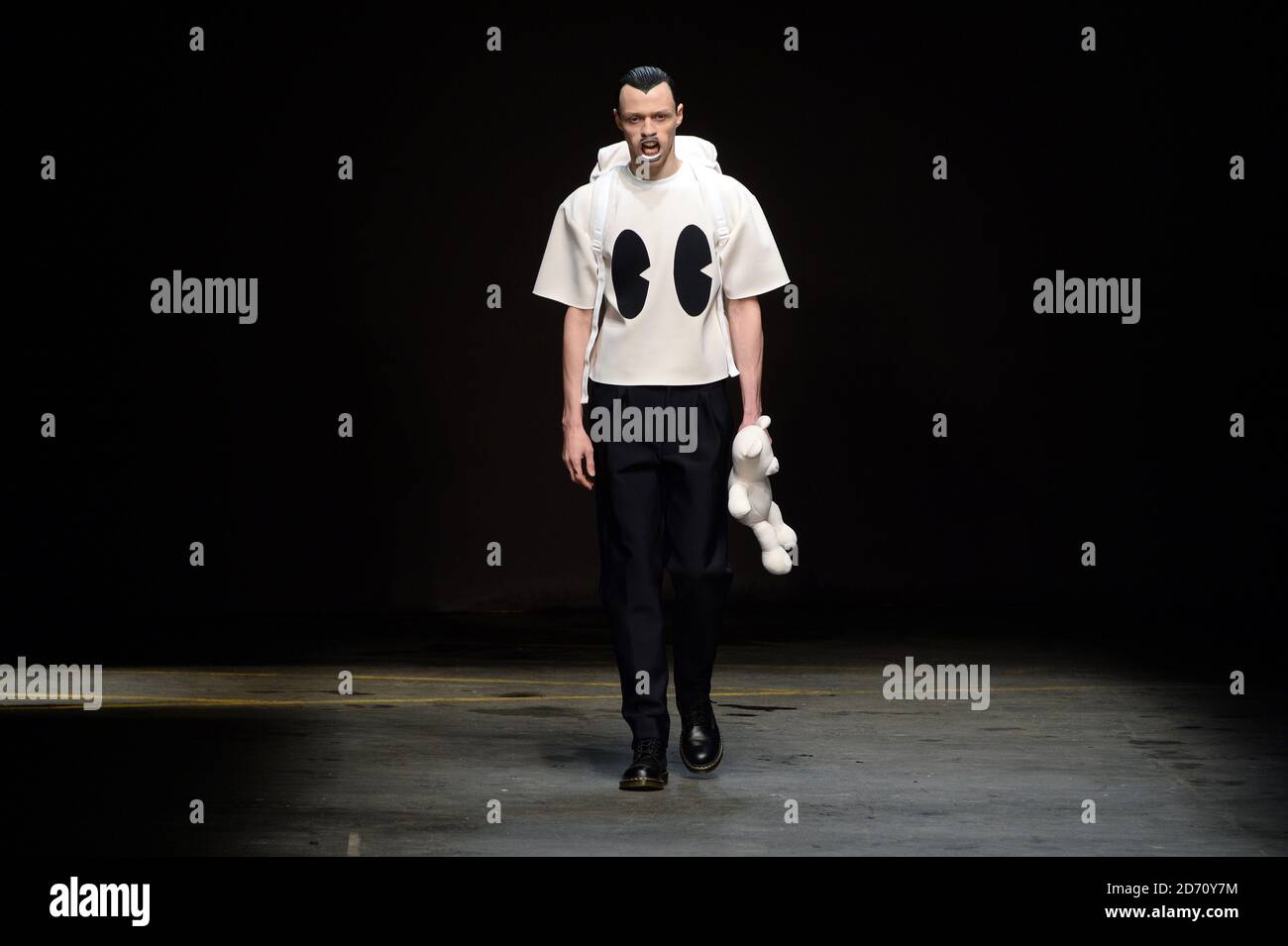 Ein Model trägt eine Kreation von Bobby Abley auf der MAN Fashion Show, die im Old Sorting Office in London im Rahmen von London Collections: Men AW14 stattfand. Stockfoto