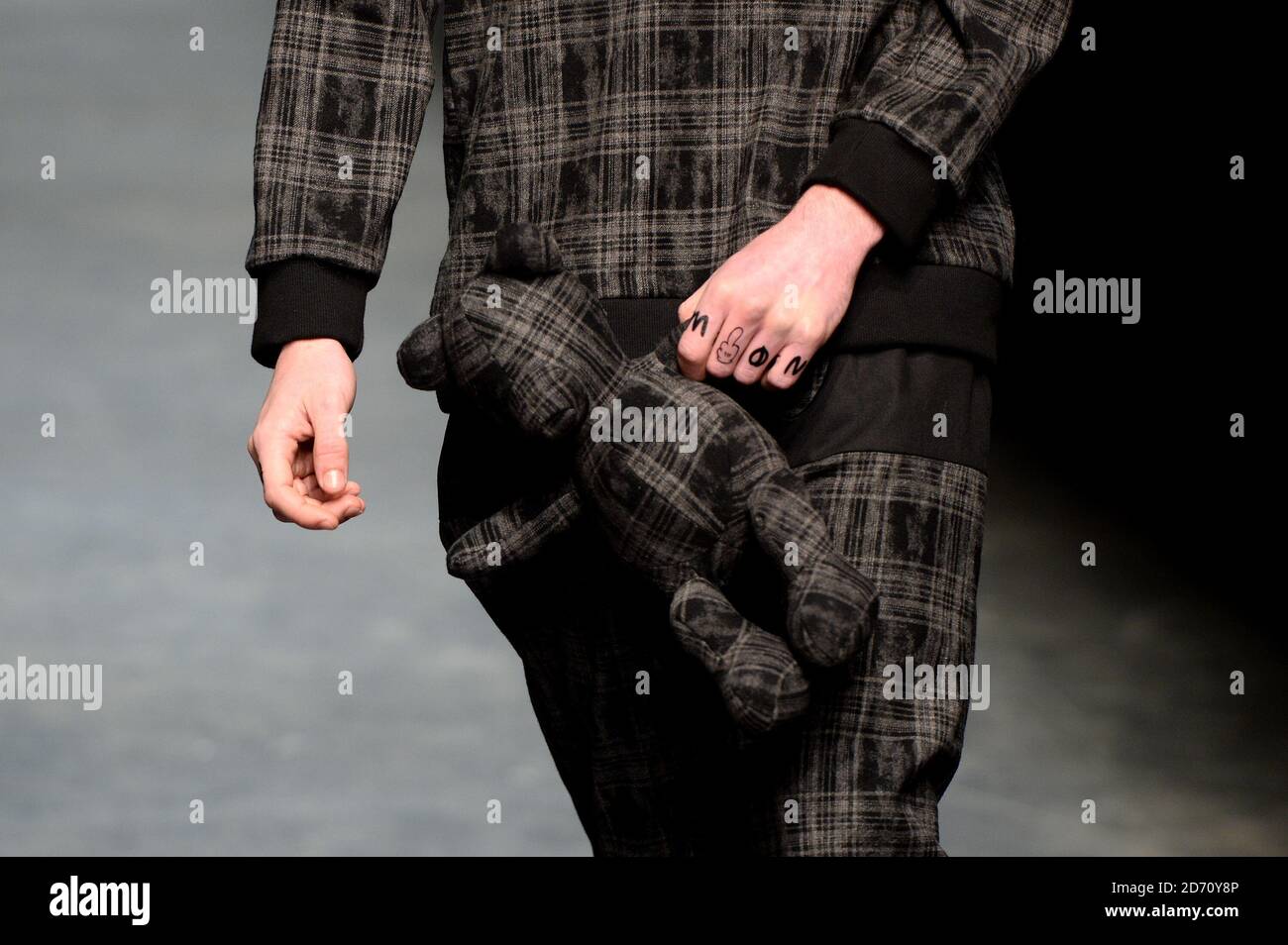 Ein Model trägt eine Kreation von Bobby Abley auf der MAN Fashion Show, die im Old Sorting Office in London im Rahmen von London Collections: Men AW14 stattfand. Stockfoto