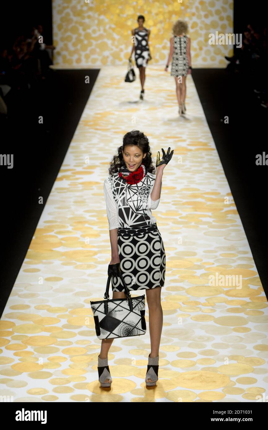 Ein Modell auf dem Laufsteg für die Desigual Fashion Show, die im Lincoln Center in New York im Rahmen der Mercedes Benz New York Fashion Week F/W 2014 stattfand. Stockfoto