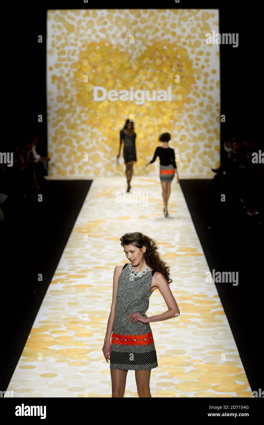 Ein Modell auf dem Laufsteg für die Desigual Fashion Show, die im Lincoln Center in New York im Rahmen der Mercedes Benz New York Fashion Week F/W 2014 stattfand. Stockfoto