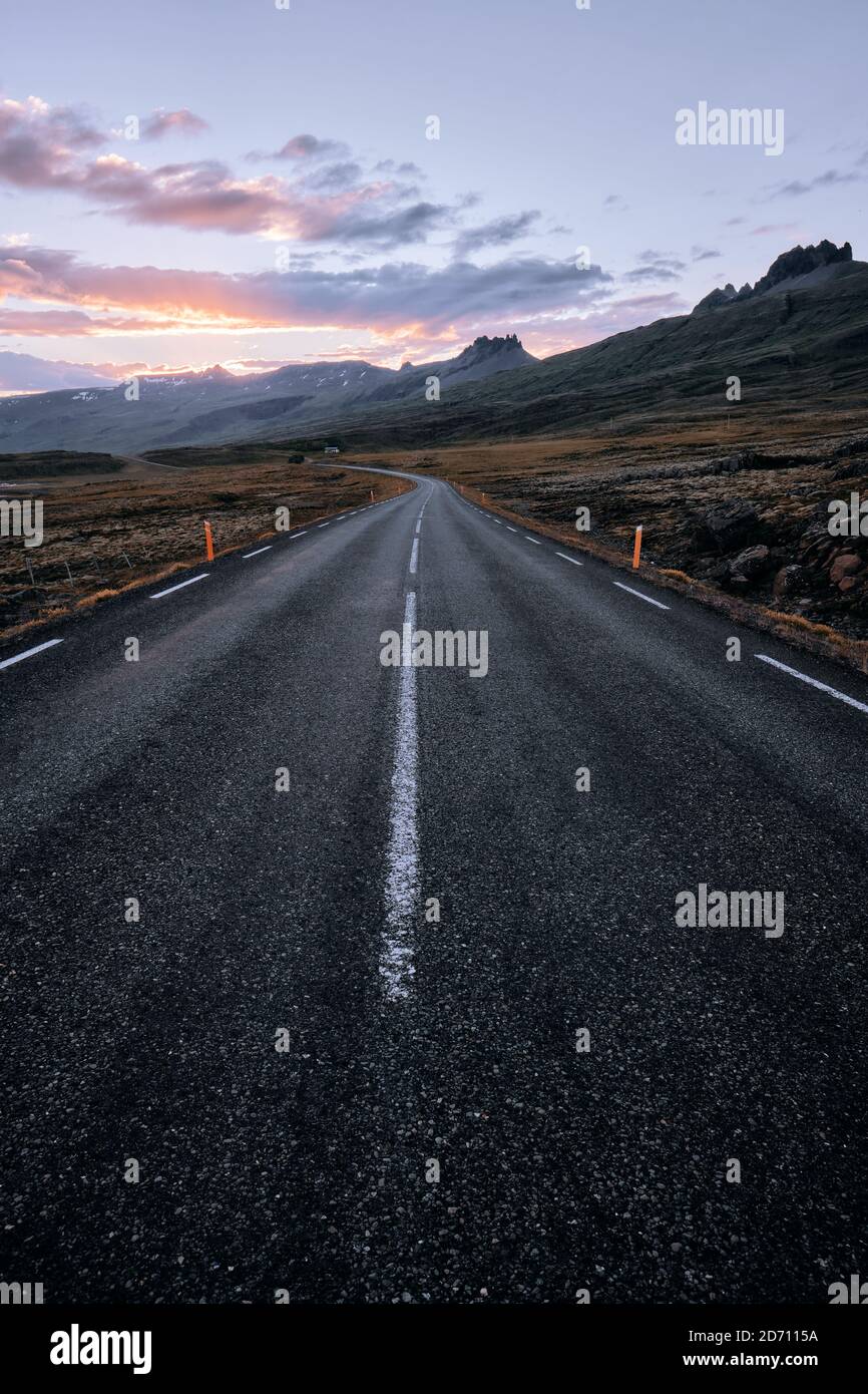 Die leere Island Ringstraße Route 1 schneidet tinto die ost Fjord Berglandschaft von Ost-Island - Straße in Die Berge - leere Straßenlandschaft Stockfoto