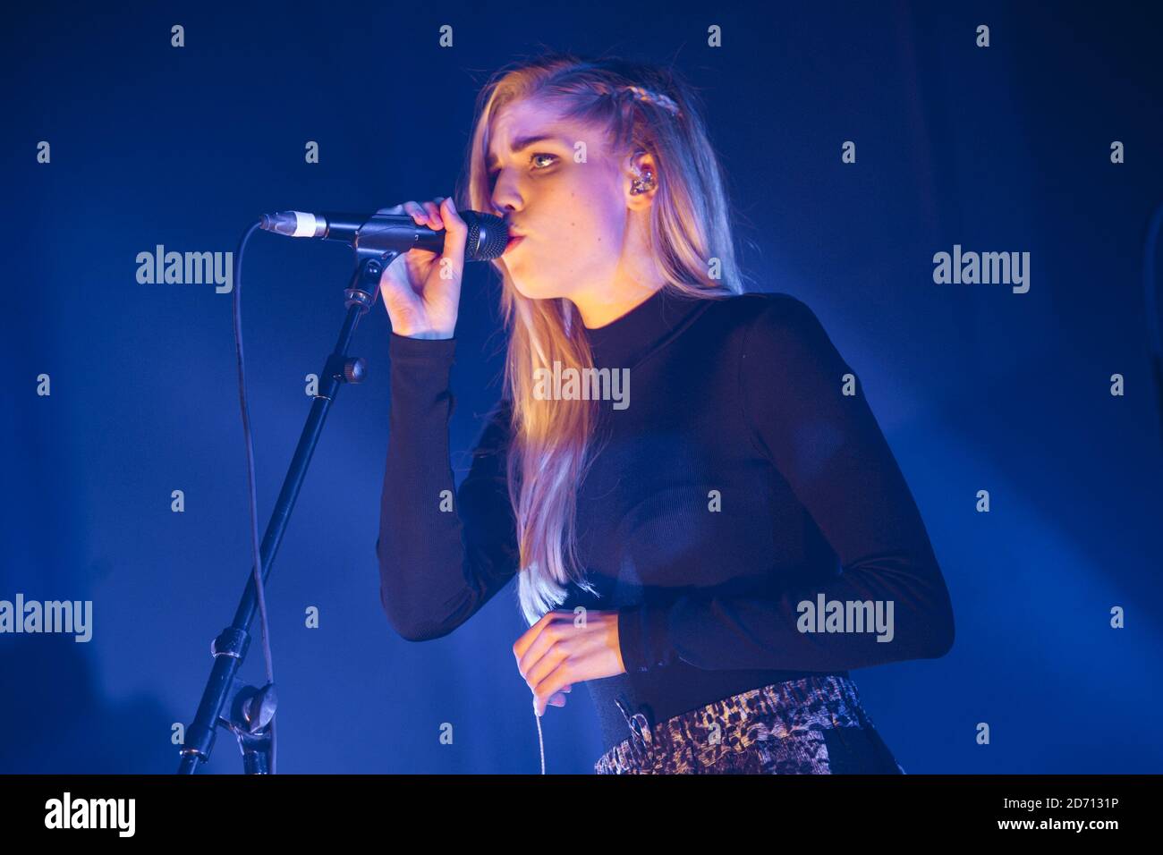 Hannah Reid von London Grammar spielt an der Troxy im Osten Londons. Stockfoto