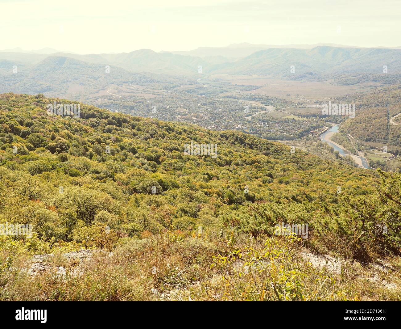 Natürliche Hintergrund Hintergrund Blick vom Berg auf den Wald unten, Natur von Russland. Stockfoto