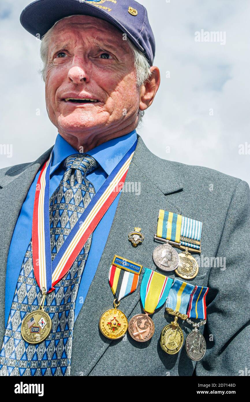 Miami Florida, Biscayne Boulevard Bayfront Park, Veterans Day Parade Zeremonien, verdiente Veteranenmedaillen für ältere Männer, Stockfoto