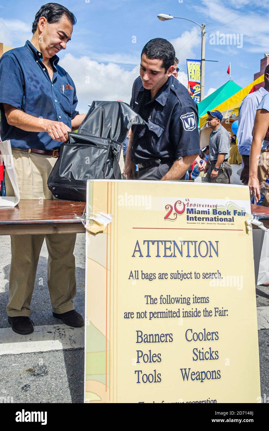 Miami Florida, International Book Fair Festival jährlichen Eingang Sicherheitstasche Check Wache Rucksack Suche Suchen, schwarzer Mann männlich, Stockfoto