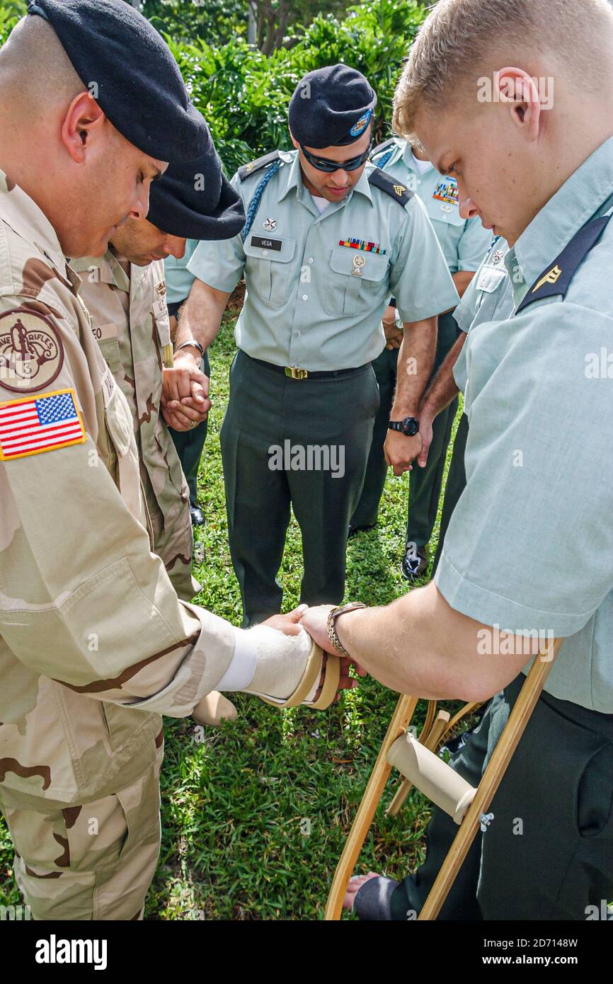 Miami Florida, Biscayne Boulevard Bayfront Park, Veterans Day Parade Zeremonien, Soldaten beten verwundete Männer Mann männlich, Uniform Uniformen Irak Krieg Tierarzt Stockfoto