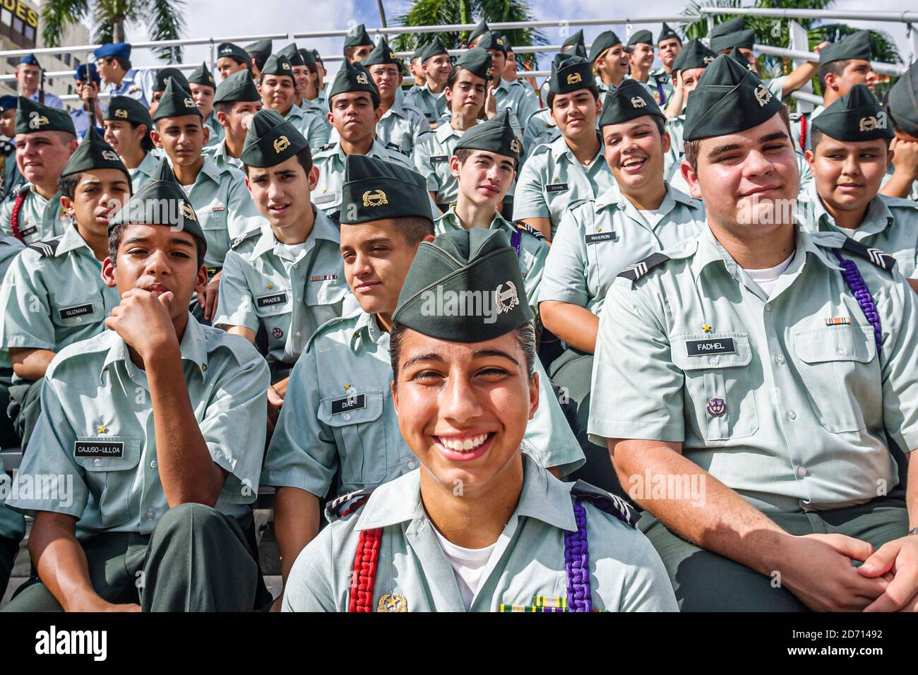 Miami Florida, Biscayne Boulevard Bayfront Park, Veterans Day Parade Zeremonien, Schwarze hispanische Teenager Studenten männlich weiblich, Jungen Mädchen Junior-Kade Stockfoto