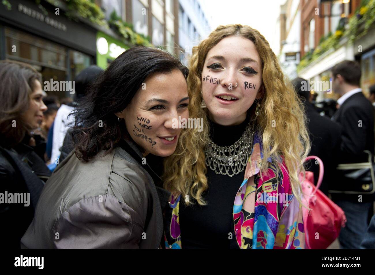 Modestudenten aus ganz London sowie Fairtrade- und ethische Marken wie Pants to Poverty protestieren in der Carnaby Street im Zentrum Londons zum Fashion Revolution Day. Anlässlich des einjährigen Jubiläums der Katastrophe der Rana Plaza Factory fordert die Kampagne mehr Transparenz in der globalen Modebranche. Stockfoto