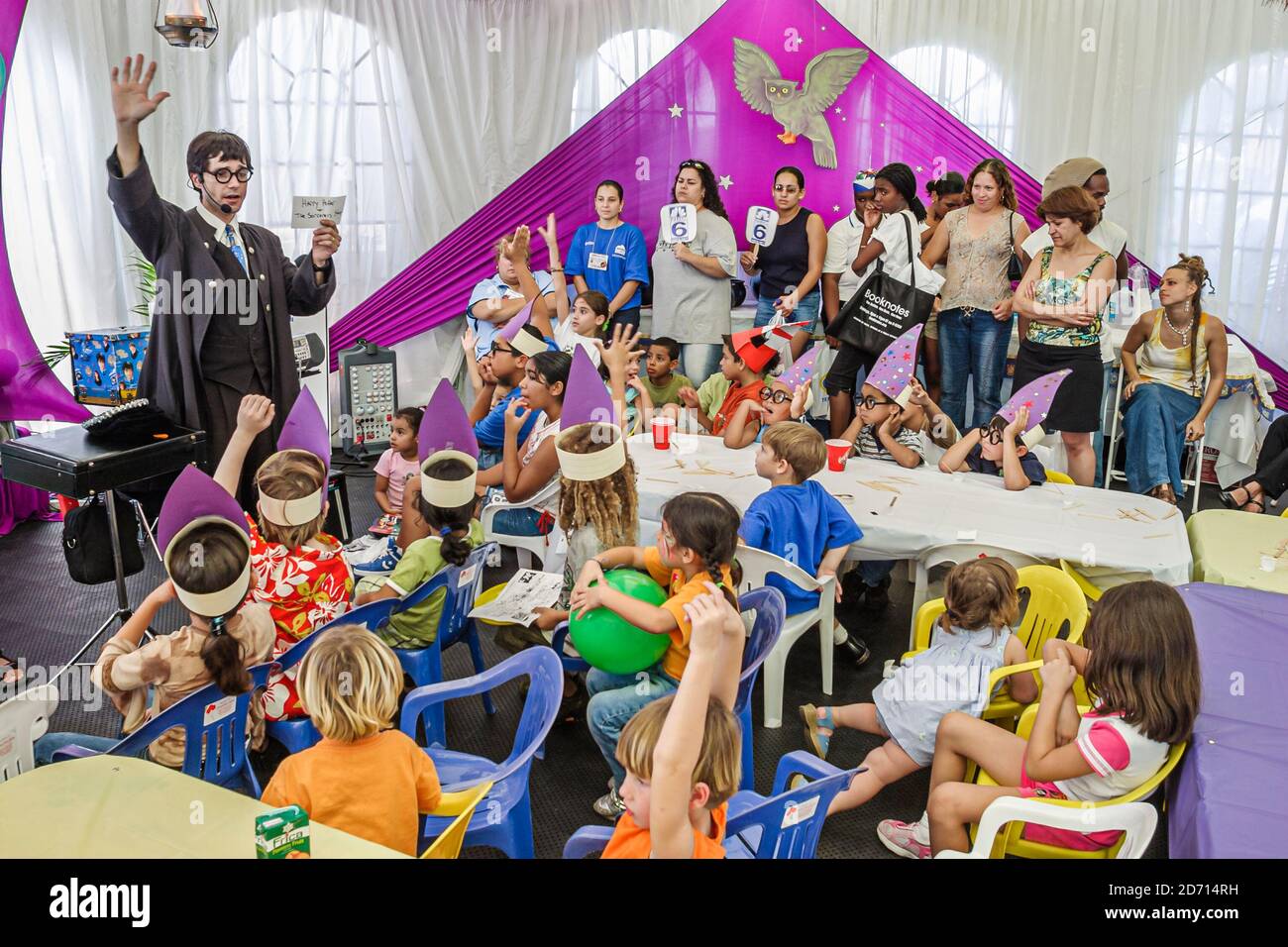 Miami Florida, International Book Fair Festival, Mann Magier perfomt Durchführung Zaubertrick Tricks, Kinder beobachten Jungen Mädchen Kinder Publikum, Stockfoto