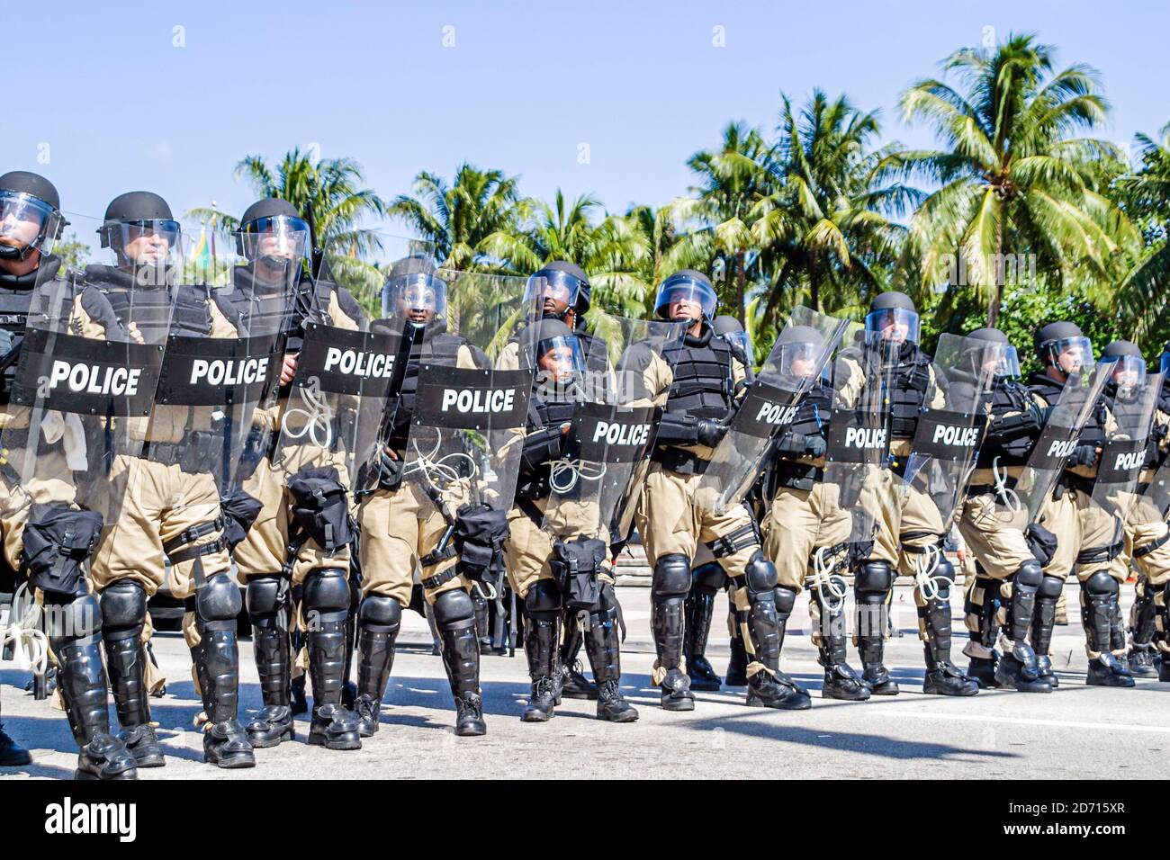 Miami Florida, Biscayne Boulevard, Freihandelszone des Amerikanergipfels, FTAA-Demonstrationen, Polizeipolizisten rührern Getriebeschilde auf, Stockfoto