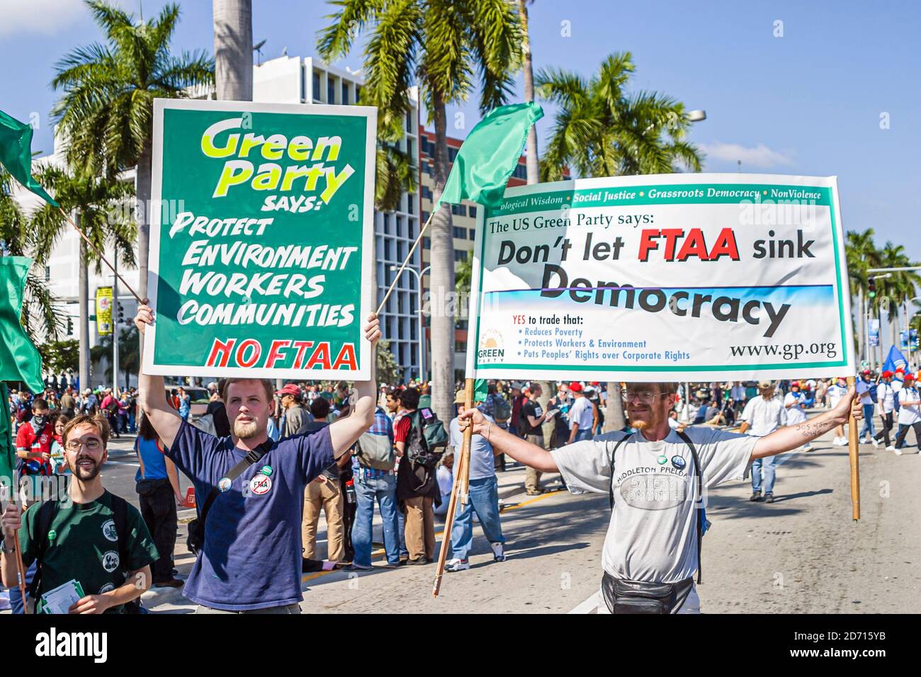 Miami Florida, Biscayne Boulevard, Freihandelszone der Amerikaner Gipfel FTAA-Demonstrationen, Demonstranten unterzeichnet Plakate Grüne Partei, Stockfoto