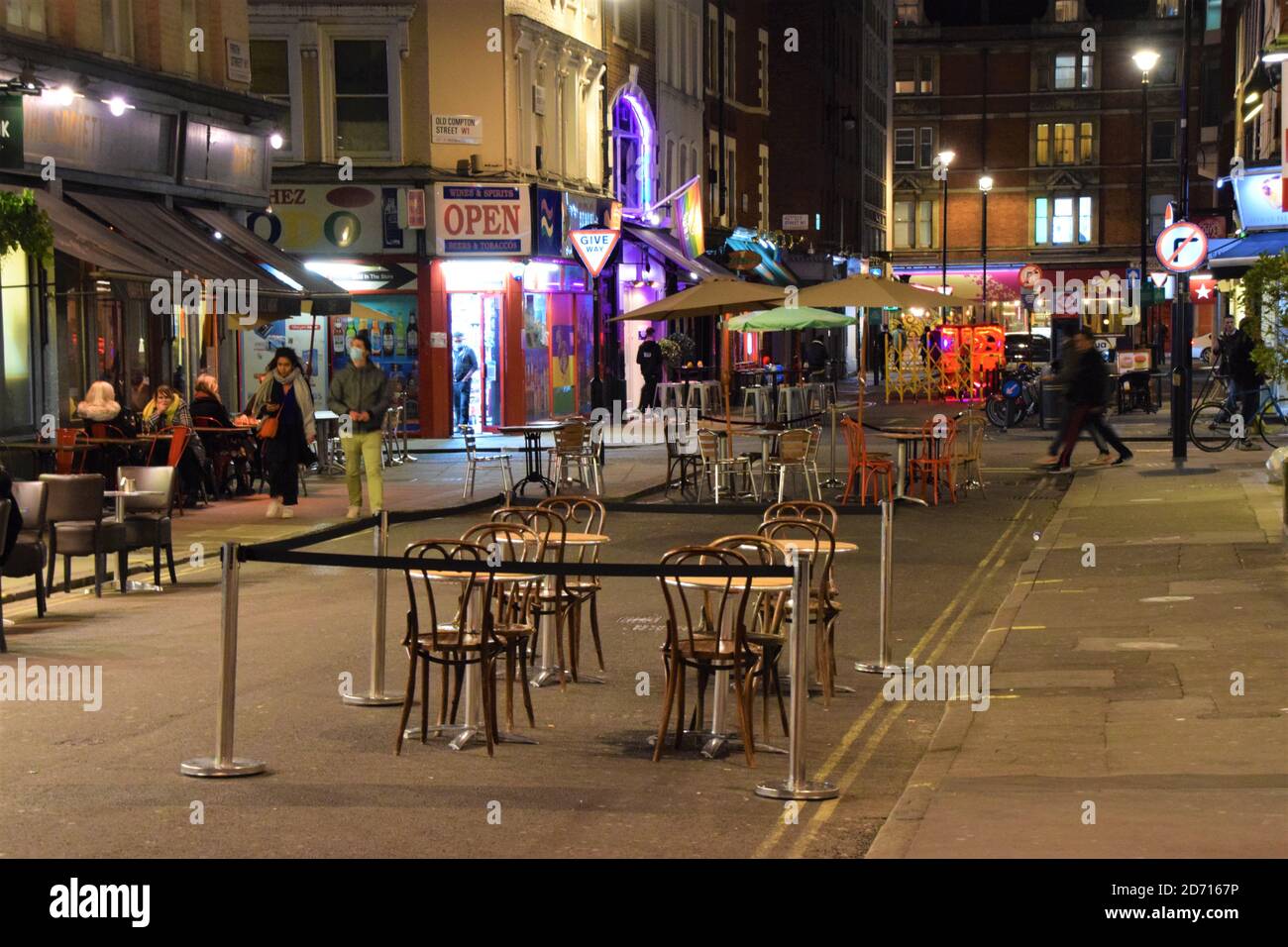 Leere Restauranttische in der Frith Street, Soho, bei Nacht. Neue Sperrstunde und soziale Distanzierungsregeln bedeuten, dass Bars und Restaurants in London früh schließen müssen, viele schon um 21 Uhr. Stockfoto