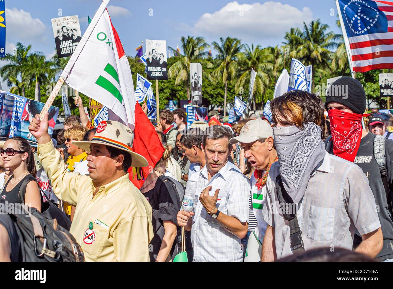 Miami Florida, Biscayne Boulevard, Freihandelszone der Amerikaner Gipfeldemonstrationen, Demonstranten decken Gesichtsbezüge ab, Stockfoto