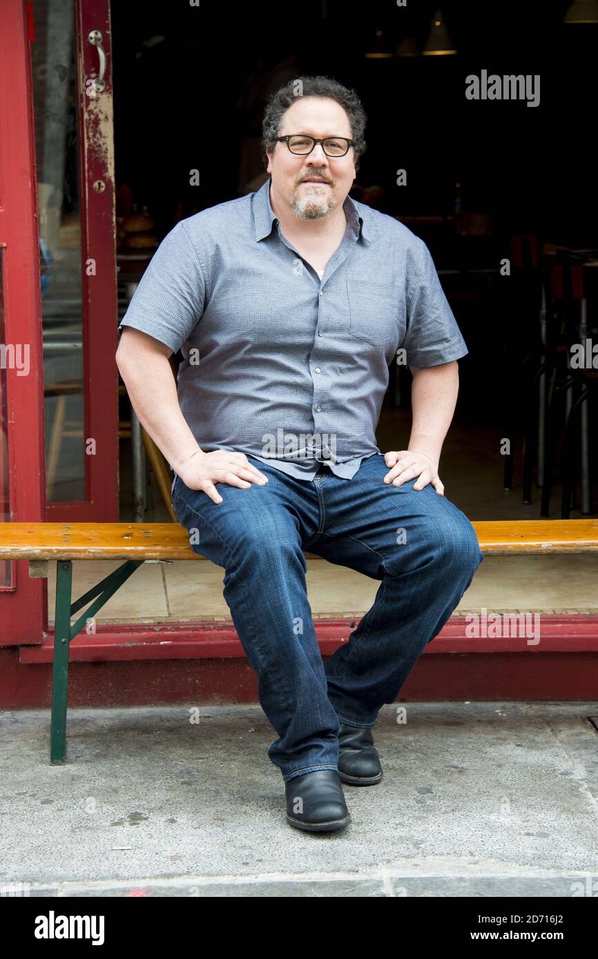 Jon Favreau im Burger Restaurant Patty and Bun in London, wo ein neuer Burger in limitierter Auflage zur Feier der Veröffentlichung des FILMKOCHS auf der Speisekarte stand. Stockfoto