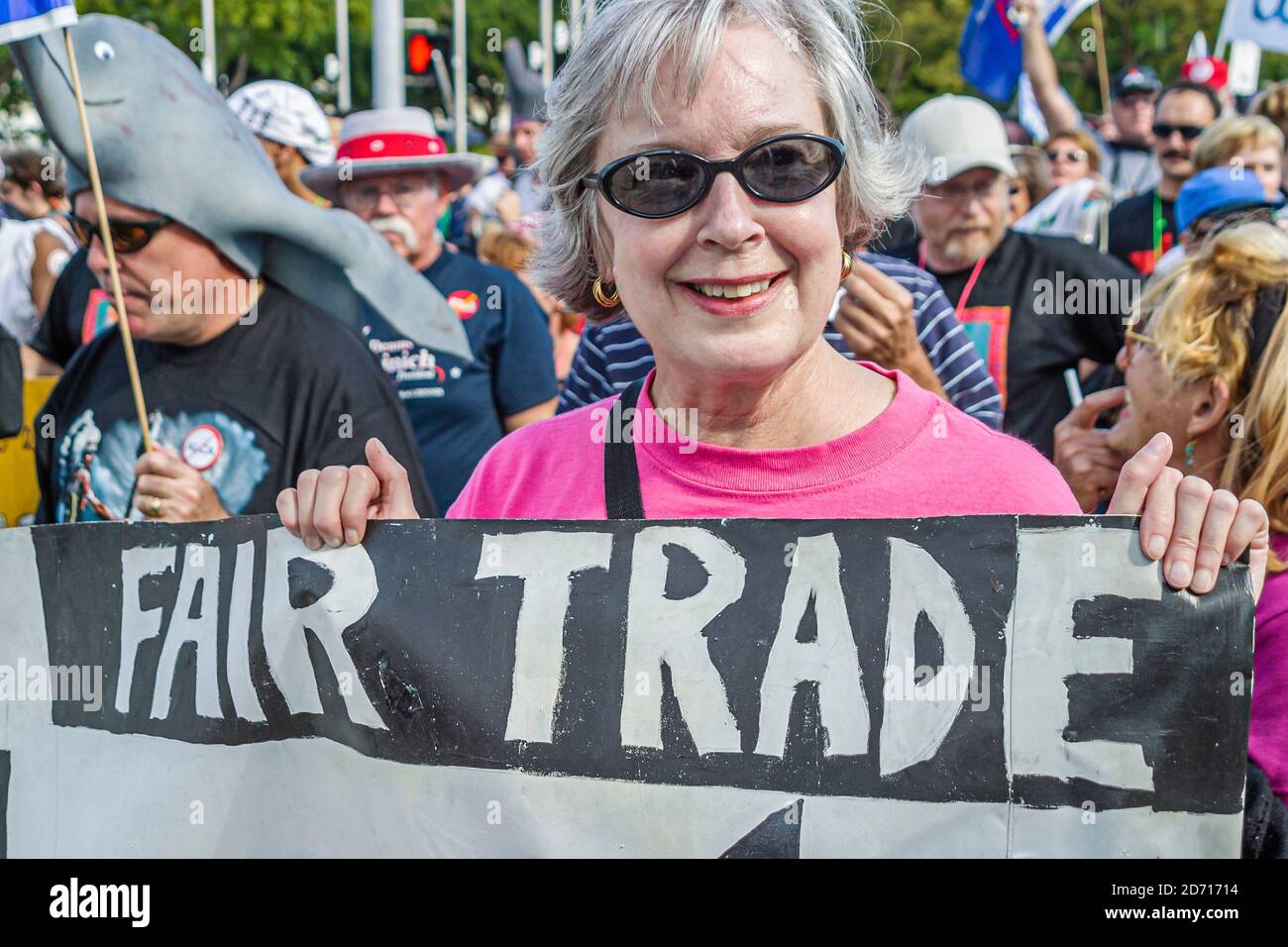 Miami Florida, Biscayne Boulevard, Freihandelszone der Amerikaner Gipfel FTAA-Demonstrationen, Protesterin Frau Senior hält Schilderplakat, Stockfoto
