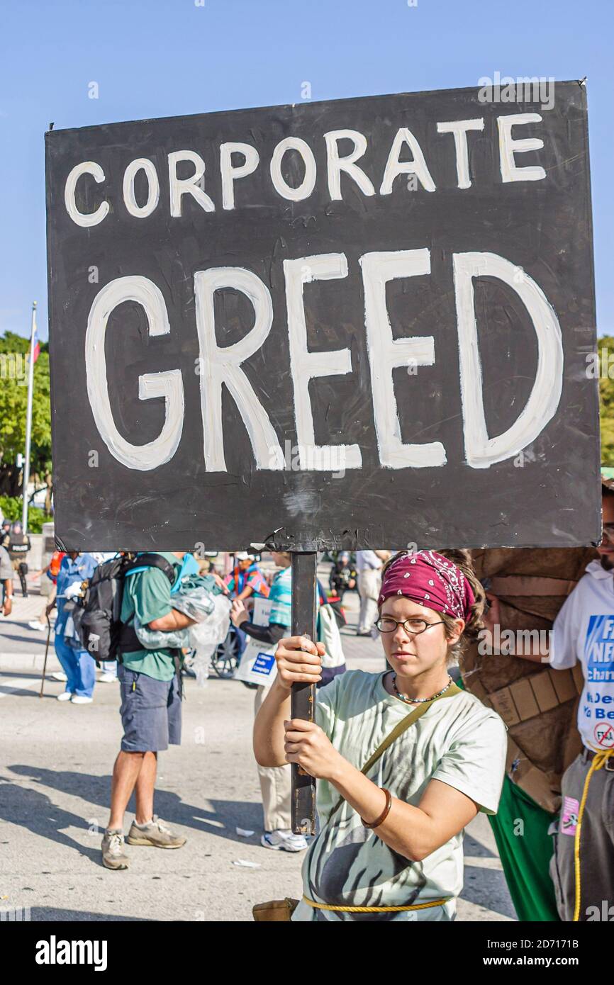 Miami Florida, Biscayne Boulevard, Freihandelszone der Amerikaner Gipfel FTAA-Demonstrationen, Protesterin Frau Studentin hält Plakat corp Stockfoto