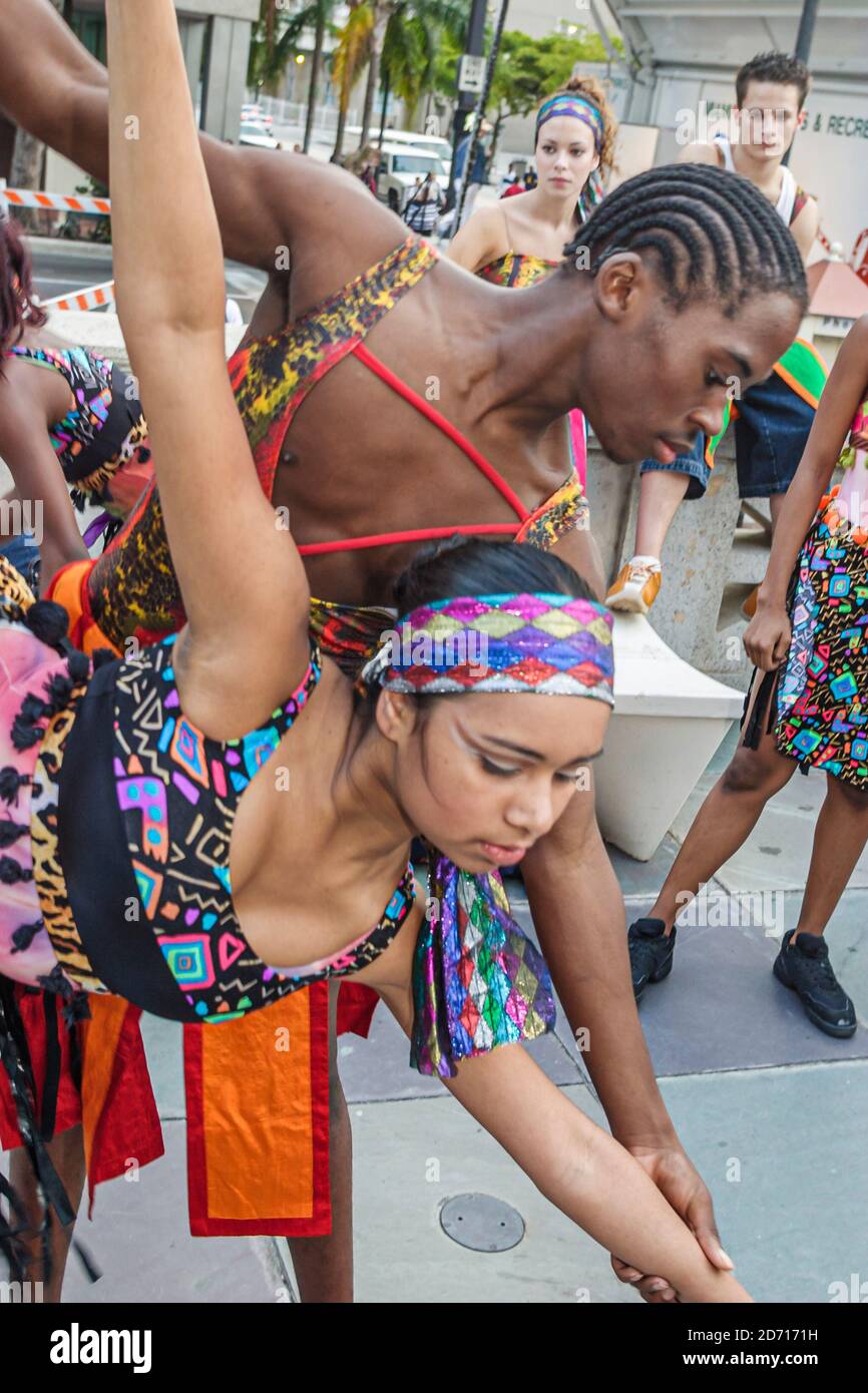 Miami Florida, Flagler Street, Bürgermeister Alex Penelas Health & Fitness Challenge, schwarzafrikanischer hispanischer Mann Frau weibliche Paar Tänzerinnen durchführen, Stockfoto