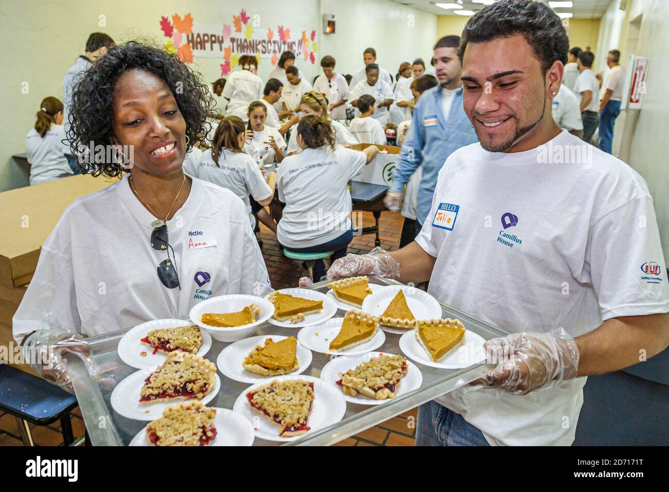 Miami Florida, Camillus House jährliches Thanksgiving-Mittagessen arme Obdachlosenunterkunft, Freiwillige servieren Mahlzeit Mahlzeiten Pie Scheiben, Schwarze Amerikaner Frau fema Stockfoto