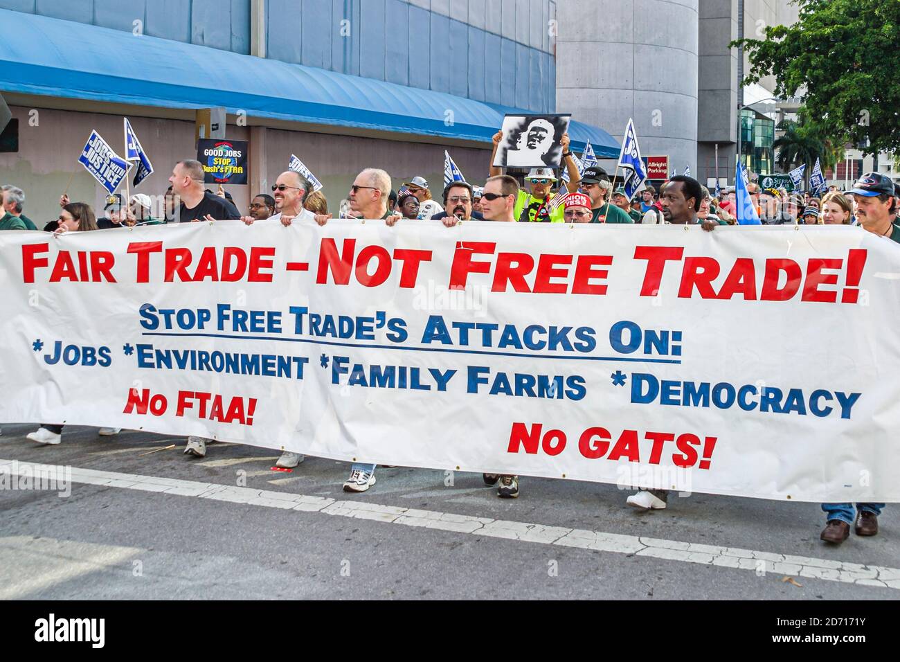Miami Florida, Biscayne Boulevard, Freihandelszone der Amerikaner Gipfel FTAA-Demonstrationen, Demonstranten halten Banner Familie Farm Farmen, Stockfoto