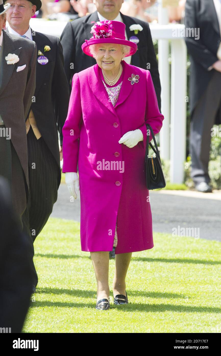 Die Königin kommt in Royal Ascot an, auf der Ascot Racecourse in Berkshire. Stockfoto