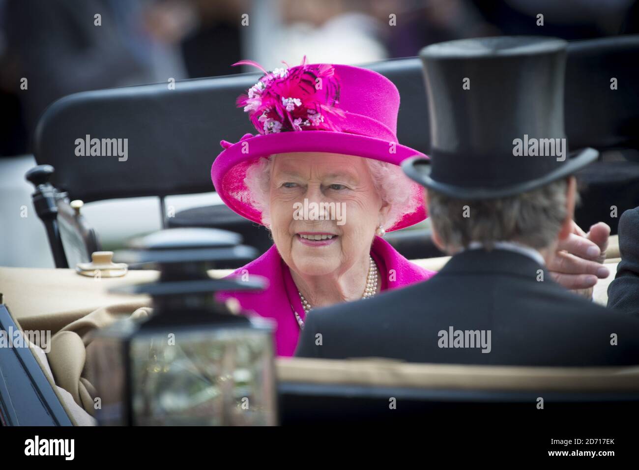 Die Königin kommt in Royal Ascot an, auf der Ascot Racecourse in Berkshire. Stockfoto