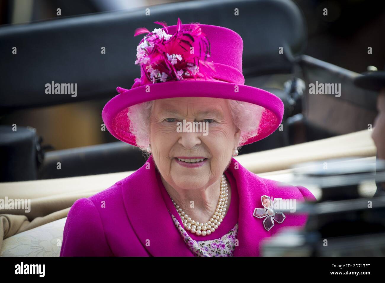 Die Königin kommt in Royal Ascot an, auf der Ascot Racecourse in Berkshire. Stockfoto