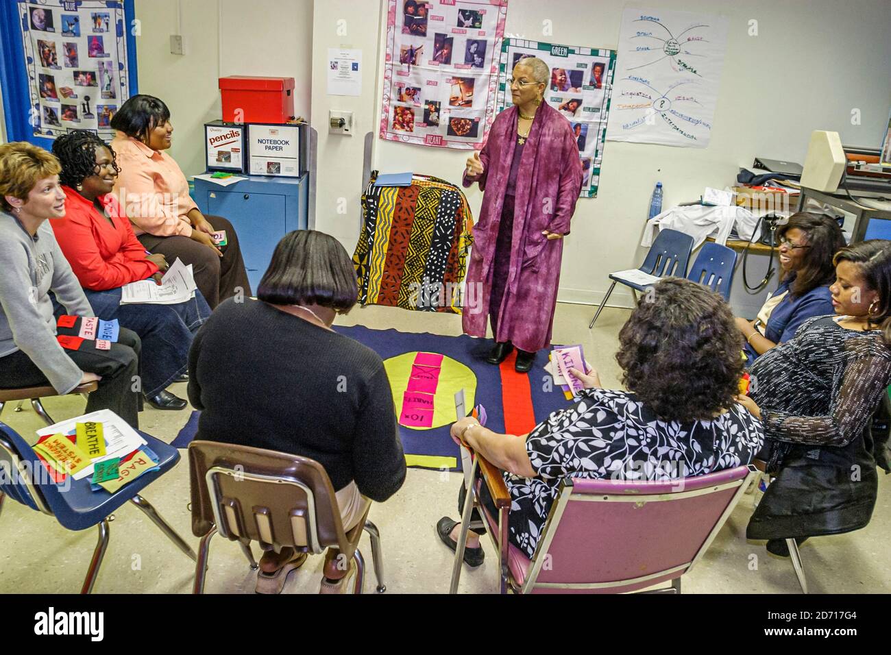 Florida, Miami Little Haiti Edison Park Elementary School, Black Teachers Principal Meeting spricht, Stockfoto