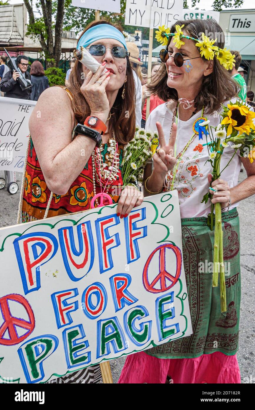 Miami Florida, Coconut Grove King Mango Strut Parade jährliche Satire politisch inkorrekter Humor Hippies rauchen Marihuana, Stockfoto