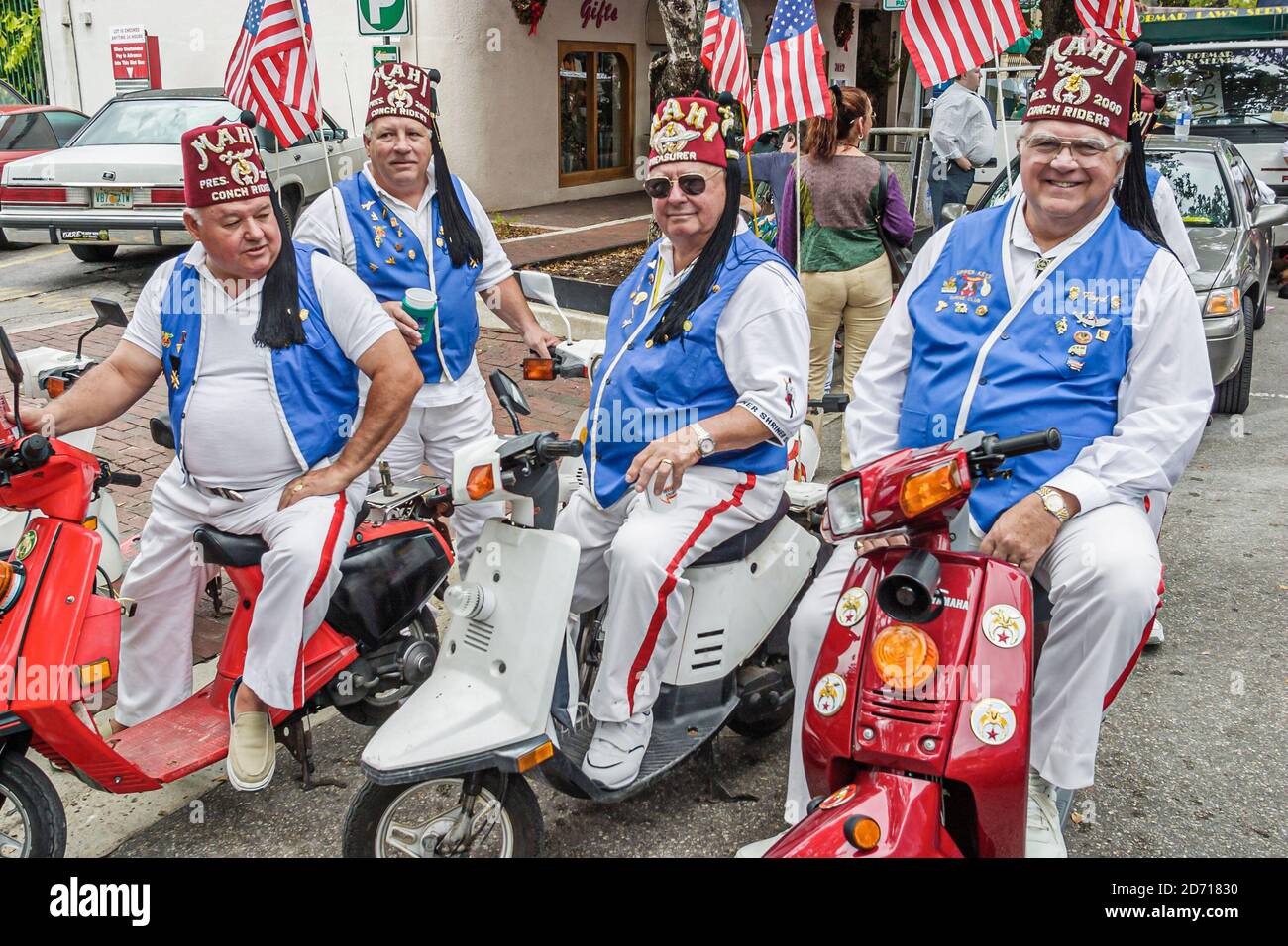 Miami Florida, Coconut Grove King Mango Strut Parade jährliche Mahi Shriners Shriner Conch Riders brüderliche Organisation Club, Mann Männer Senioren Roller Scoo Stockfoto