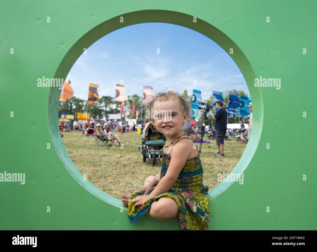 Niamh, 2 Jahre alt, genießt das sonnige Wetter beim Womad Festival in Charlton Park, Wiltshire. Stockfoto