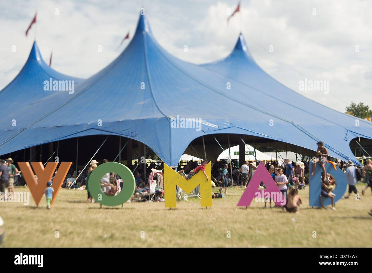 Sonniges Wetter beim Womad Festival, in Charlton Park, Wiltshire. Anmerkung der Redaktion: Dies ist ein zusammengesetztes Panoramabild. Stockfoto