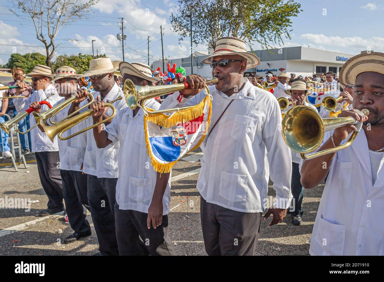 Miami Florida, Little Havana, Schwarze hispanische Calle Ocho, Tres Reyes Magos drei 3 Kings Parade, Männer Musiker spielen jährlich Stockfoto