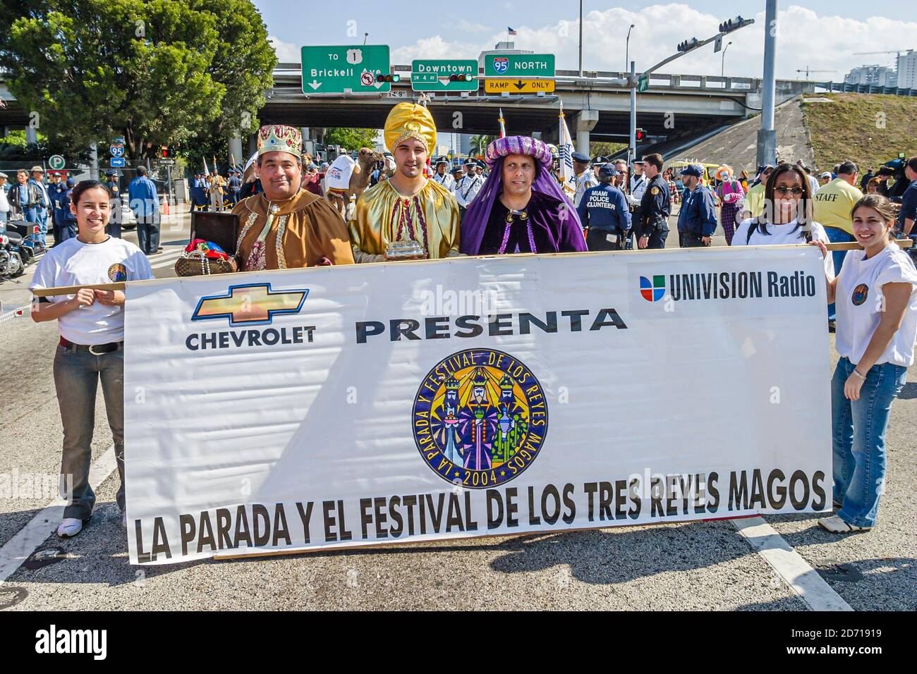 Miami Florida, Little Havana, hispanische Calle Ocho, Tres Reyes Magos drei 3 Könige Parade, Mann Männer männlich Outfit Outfits Kostüm Kostüme Regal, Banner corp Stockfoto