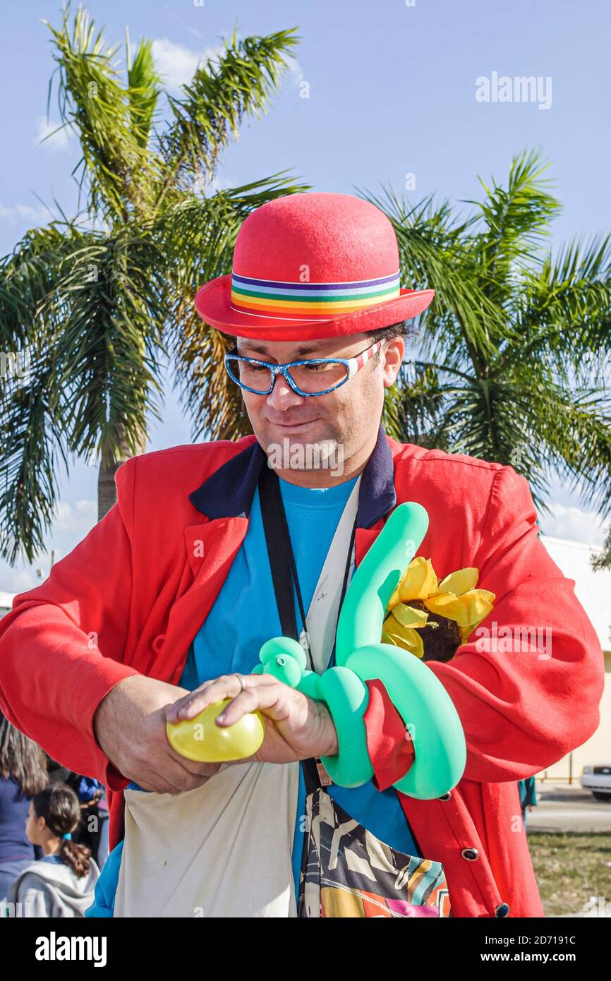 Miami Florida, Little Havana, hispanische Calle Ocho, Tres Reyes Magos drei 3 Könige Parade, Straßenkünstler Clown Ballon Künstler Ballons machen Verdrehen ein Stockfoto